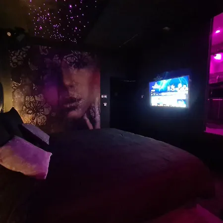 Loveroom Sexyloveroom לינה וארוחת בוקר 4*