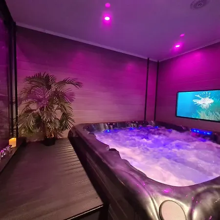 Bed and breakfast Loveroom Sexyloveroom 4*